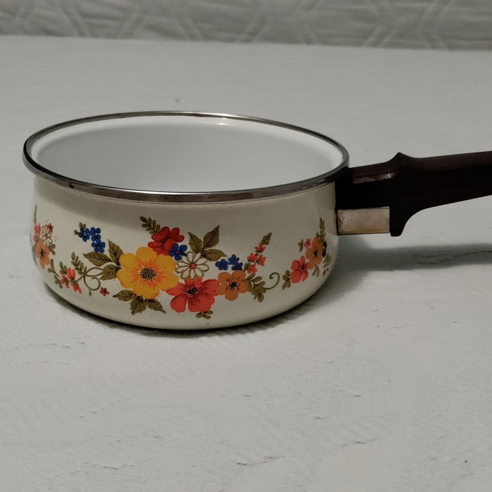 Vintage mjp Enamel saucepan. Gourmet. Made in Spain. Cool touch handle.